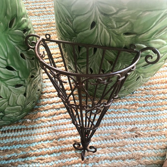 NWT Large Ornate Metal Cone Shape Bronze Garden Flower Wall Architectural Urn - Picture 5 of 9